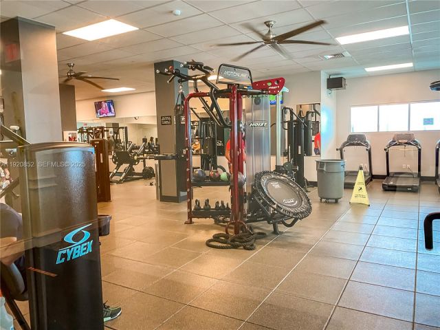 1-bedroom condo for sale in Hollywood - 2501 S Ocean Dr 828 - MondialRealty