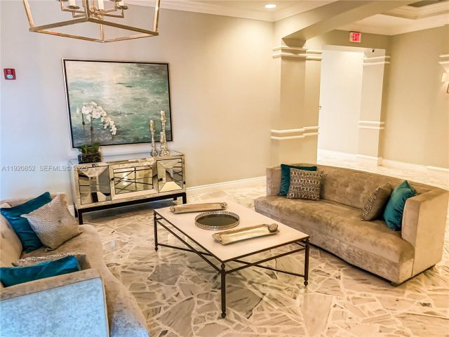 1-bedroom condo for sale in Hollywood - 2501 S Ocean Dr 828 - MondialRealty