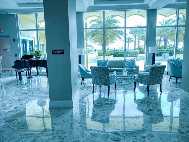 1-bedroom condo for sale in Hollywood - 2501 S Ocean Dr 828 - MondialRealty