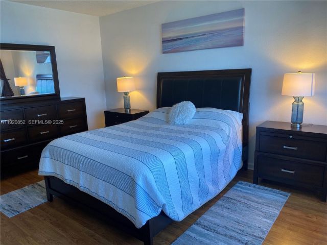 1-bedroom condo for sale in Hollywood - 2501 S Ocean Dr 828 - MondialRealty