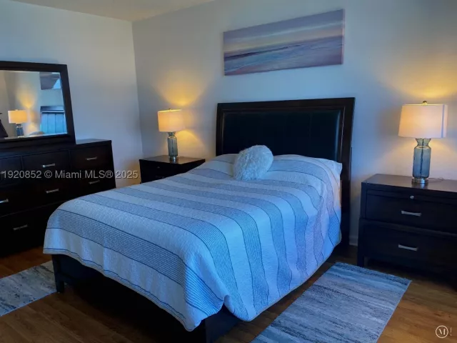1-bedroom condo for sale in Hollywood - 2501 S Ocean Dr 828 - MondialRealty