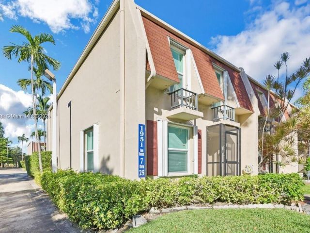 2-bedroom home for sale in Hallandale Beach - 1951 Atlantic Shores Blvd 8 - MondialRealty