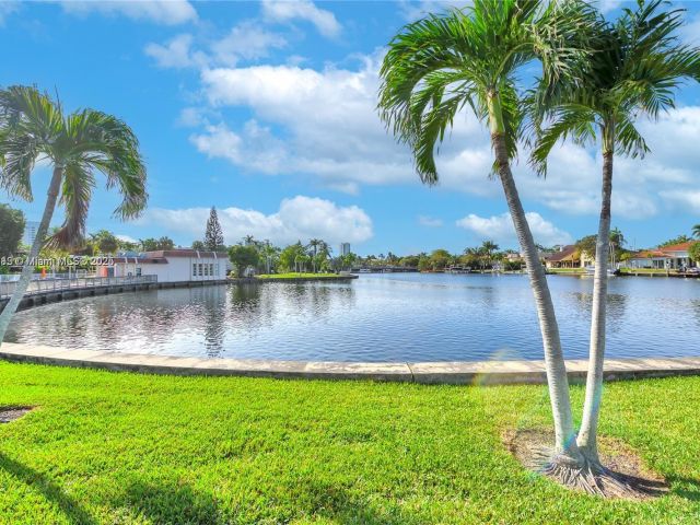 2-bedroom home for sale in Hallandale Beach - 1951 Atlantic Shores Blvd 8 - MondialRealty