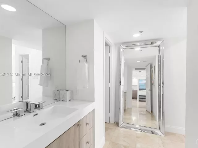 2-bedroom condo for sale in Miami - 520 Brickell Key Dr A1207 - MondialRealty