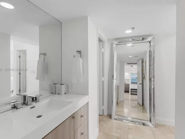 2-bedroom condo for sale in Miami - 520 Brickell Key Dr A1207 - MondialRealty