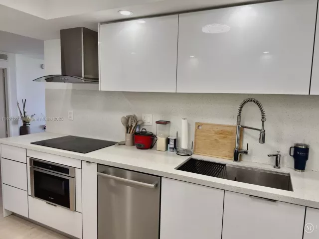 2-bedroom condo for rent in Hallandale Beach - 3140 S Ocean Dr 512 - MondialRealty