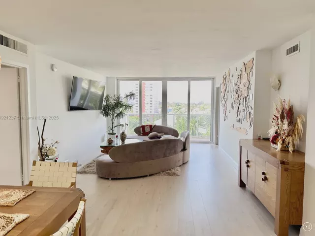 2-bedroom condo for rent in Hallandale Beach - 3140 S Ocean Dr 512 - MondialRealty