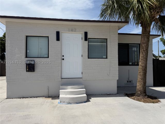 2-bedroom home for sale in Hallandale Beach - 107 W Pembroke Rd - MondialRealty