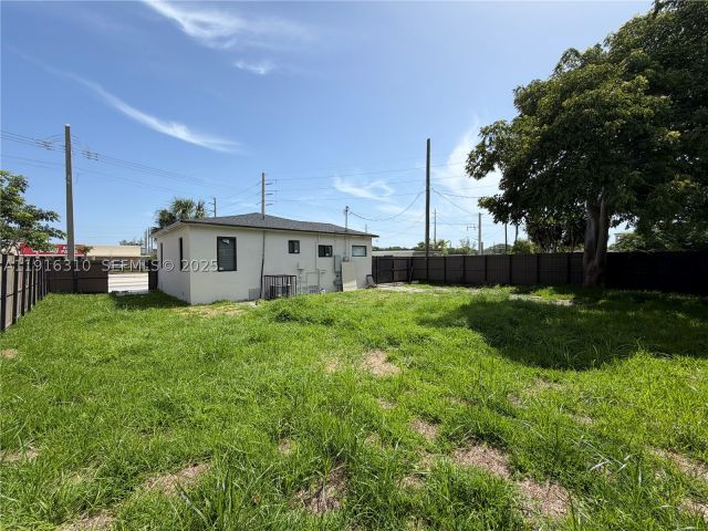 2-bedroom home for sale in Hallandale Beach - 107 W Pembroke Rd - MondialRealty