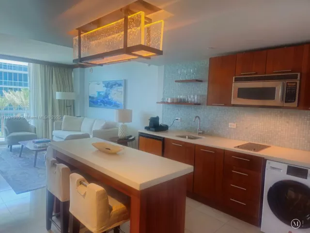 1-bedroom condo for rent in Miami Beach - 6801 Collins Ave 320 - MondialRealty