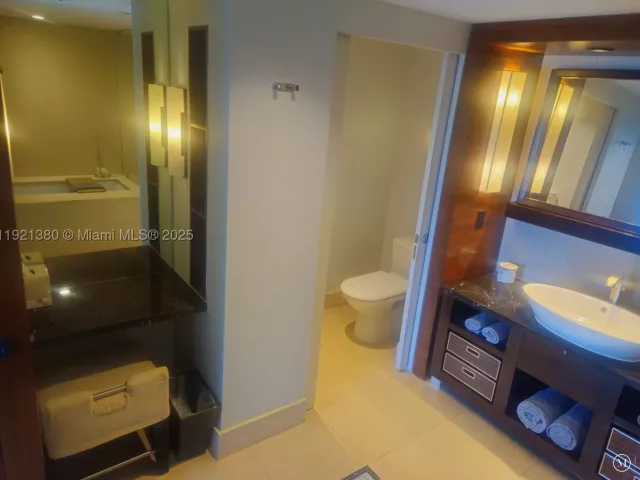 1-bedroom condo for rent in Miami Beach - 6801 Collins Ave 320 - MondialRealty