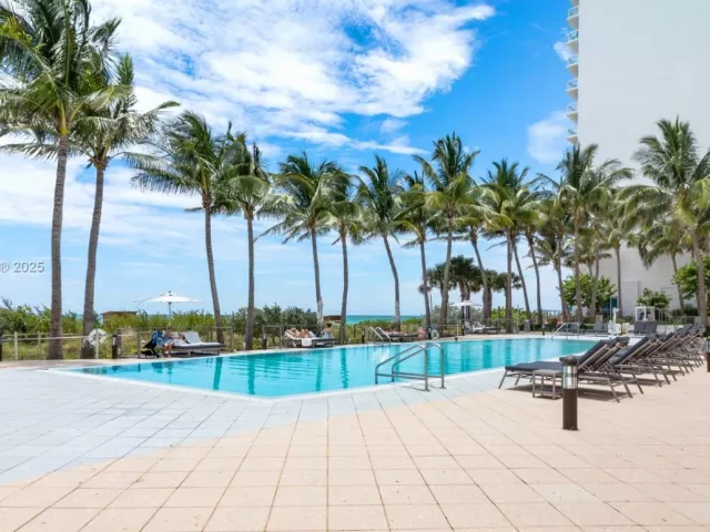 1-bedroom condo for rent in Miami Beach - 6801 Collins Ave 320 - MondialRealty
