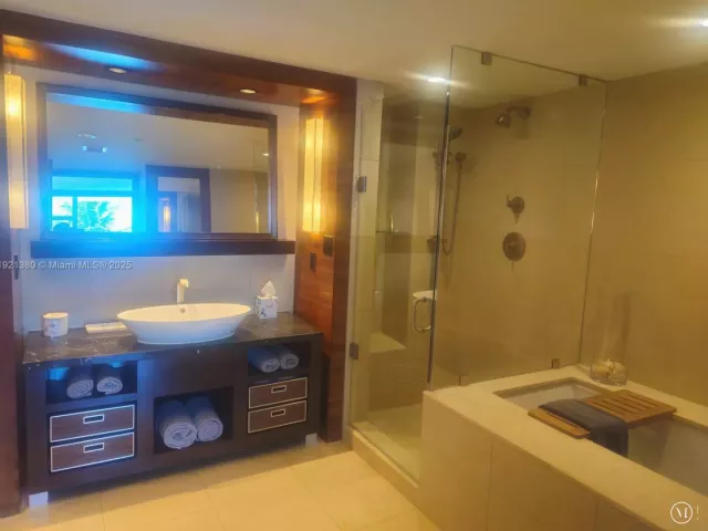 1-bedroom condo for rent in Miami Beach - 6801 Collins Ave 320 - MondialRealty