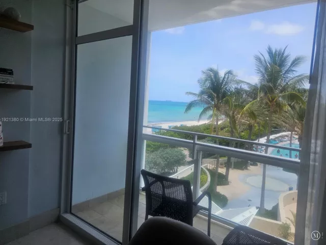 1-bedroom condo for rent in Miami Beach - 6801 Collins Ave 320 - MondialRealty