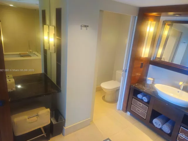 1-bedroom condo for rent in Miami Beach - 6801 Collins Ave 320 - MondialRealty