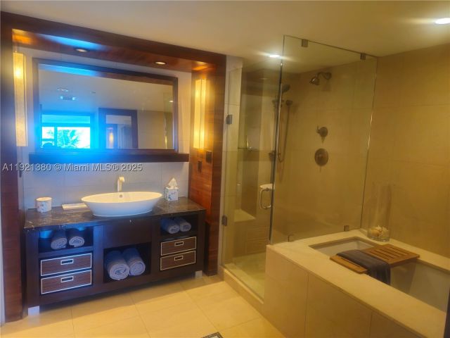 1-bedroom condo for rent in Miami Beach - 6801 Collins Ave 320 - MondialRealty