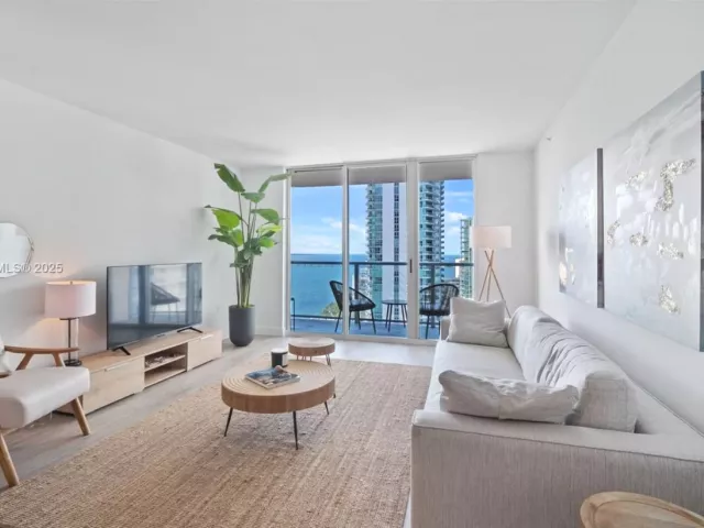 2-bedroom condo for sale in Miami - 1155 Brickell Bay Dr 2203 - MondialRealty
