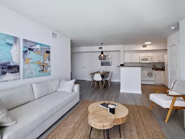 2-bedroom condo for sale in Miami - 1155 Brickell Bay Dr 2203 - MondialRealty