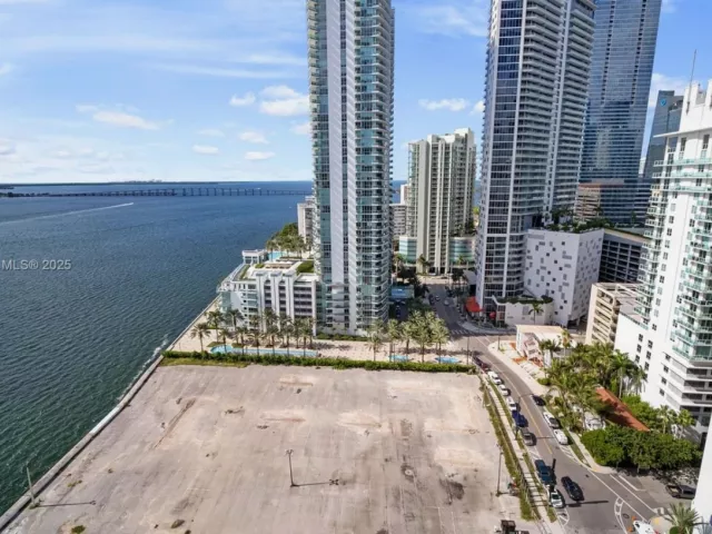 2-bedroom condo for sale in Miami - 1155 Brickell Bay Dr 2203 - MondialRealty