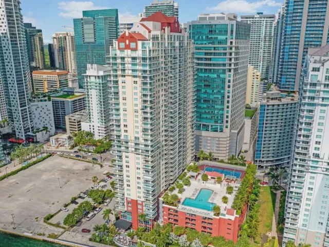 2-bedroom condo for sale in Miami - 1155 Brickell Bay Dr 2203 - MondialRealty
