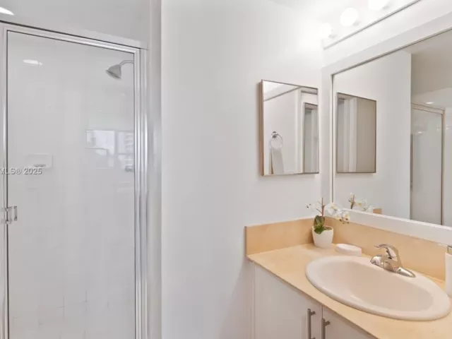 2-bedroom condo for sale in Miami - 1155 Brickell Bay Dr 2203 - MondialRealty