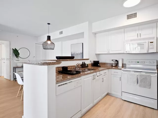 2-bedroom condo for sale in Miami - 1155 Brickell Bay Dr 2203 - MondialRealty