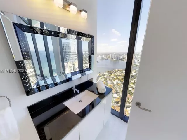 3-bedroom condo for sale in Sunny Isles Beach - 18555 COLLINS AVE 4804 - MondialRealty
