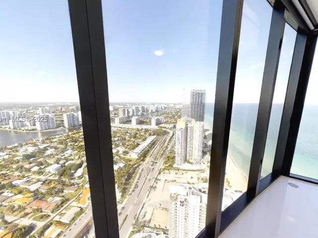 3-bedroom condo for sale in Sunny Isles Beach - 18555 COLLINS AVE 4804 - MondialRealty