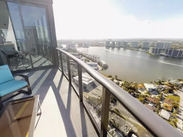 3-bedroom condo for sale in Sunny Isles Beach - 18555 COLLINS AVE 4804 - MondialRealty
