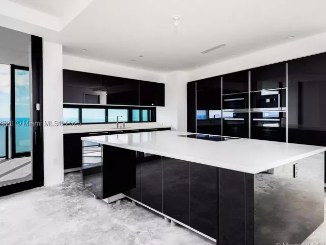 3-bedroom condo for sale in Sunny Isles Beach - 18555 COLLINS AVE 4804 - MondialRealty