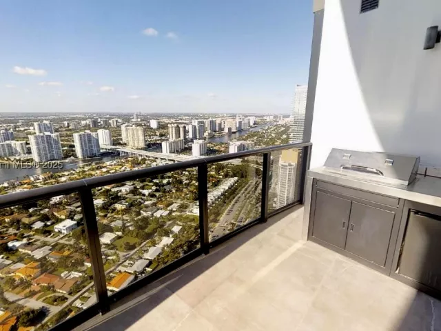 3-bedroom condo for sale in Sunny Isles Beach - 18555 COLLINS AVE 4804 - MondialRealty