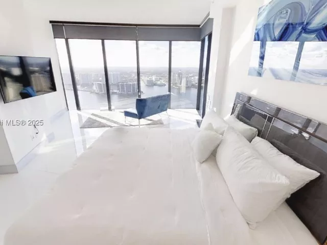 3-bedroom condo for sale in Sunny Isles Beach - 18555 COLLINS AVE 4804 - MondialRealty