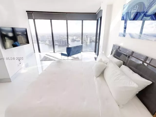 3-bedroom condo for sale in Sunny Isles Beach - 18555 COLLINS AVE 4804 - MondialRealty
