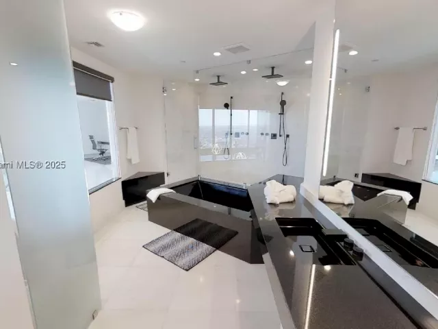 3-bedroom condo for sale in Sunny Isles Beach - 18555 COLLINS AVE 4804 - MondialRealty