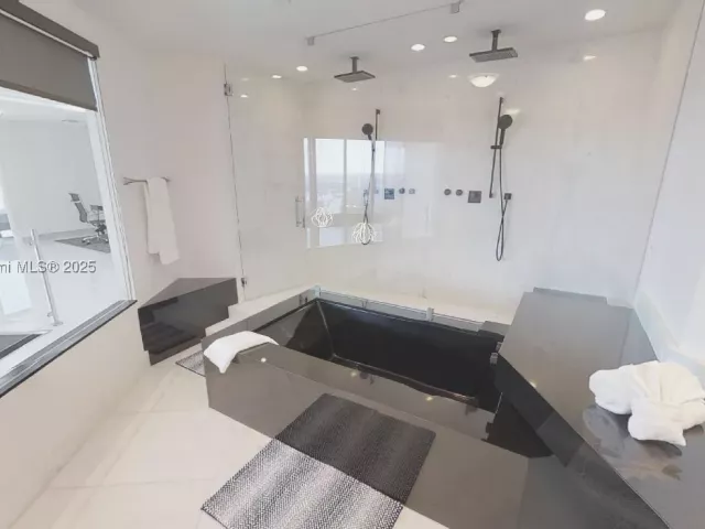 3-bedroom condo for sale in Sunny Isles Beach - 18555 COLLINS AVE 4804 - MondialRealty