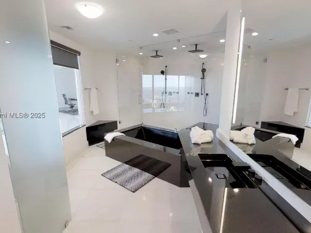 3-bedroom condo for sale in Sunny Isles Beach - 18555 COLLINS AVE 4804 - MondialRealty
