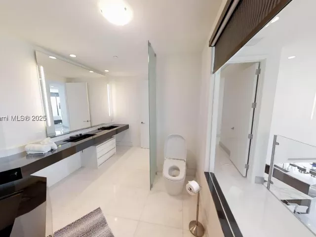 3-bedroom condo for sale in Sunny Isles Beach - 18555 COLLINS AVE 4804 - MondialRealty