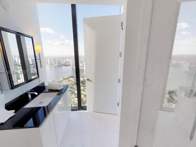 3-bedroom condo for sale in Sunny Isles Beach - 18555 COLLINS AVE 4804 - MondialRealty
