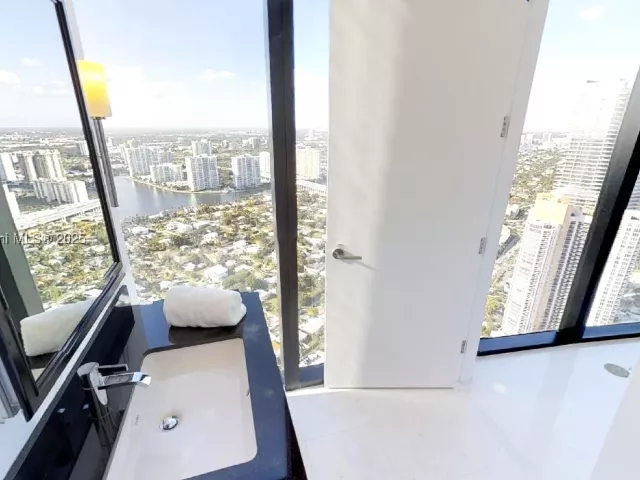 3-bedroom condo for sale in Sunny Isles Beach - 18555 COLLINS AVE 4804 - MondialRealty