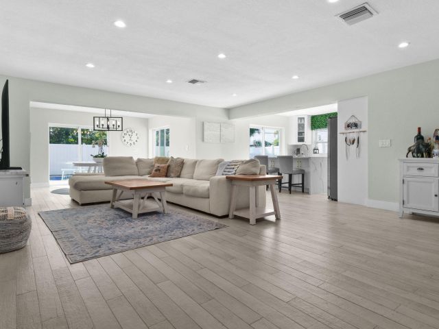 Home for sale at 912 SE 15th Court - photo 6848294