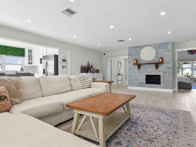 Home for sale at 912 SE 15th Court - photo 6848295