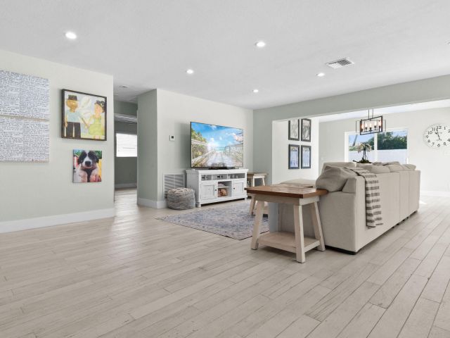 Home for sale at 912 SE 15th Court - photo 6848297