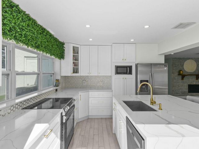 Home for sale at 912 SE 15th Court - photo 6848302