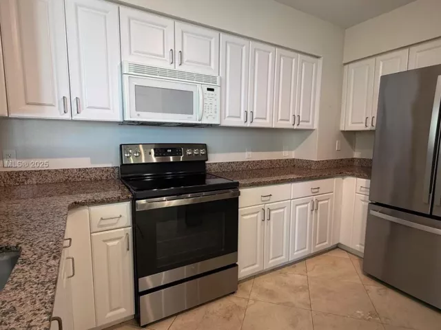 3-bedroom condo for rent in Miami - 1155 Brickell Bay Dr PH104 - MondialRealty