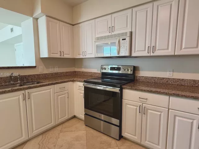 3-bedroom condo for rent in Miami - 1155 Brickell Bay Dr PH104 - MondialRealty