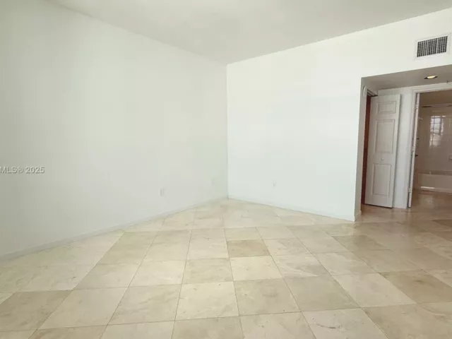 3-bedroom condo for rent in Miami - 1155 Brickell Bay Dr PH104 - MondialRealty