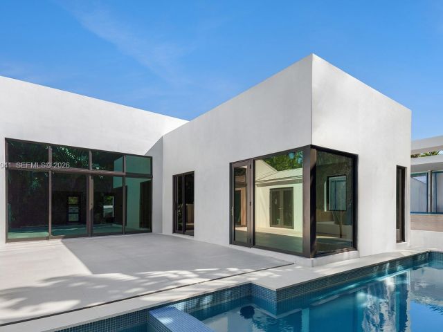 Home for sale at 1520 W 22nd St - photo 7521223