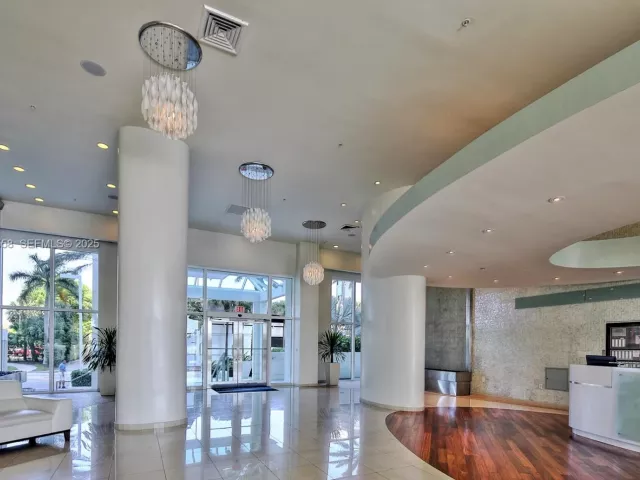 2-bedroom condo for sale in Miami Beach - 650 West Ave 2801 - MondialRealty