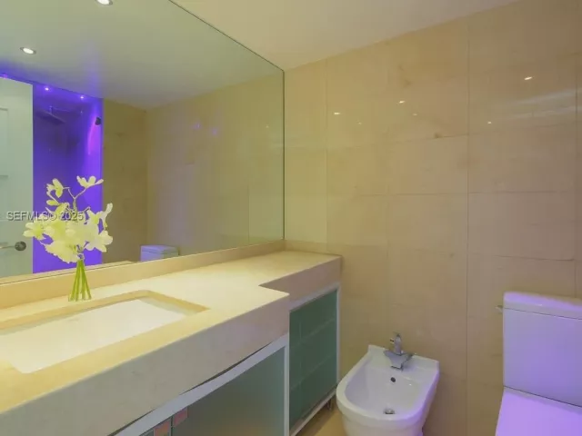 2-bedroom condo for sale in Miami Beach - 650 West Ave 2801 - MondialRealty