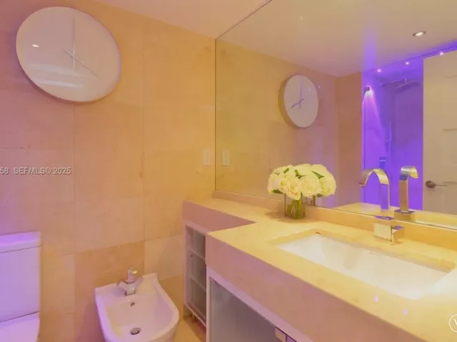 2-bedroom condo for sale in Miami Beach - 650 West Ave 2801 - MondialRealty